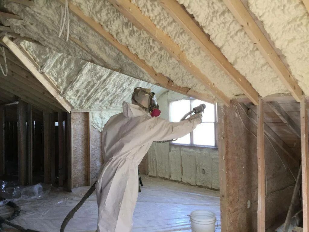 Утепление стен дома пеной. Spray Foam Insulation. Утеплитель напыляемый пенополиуретановый. Напыляемая теплоизоляция ППУ. Spray Foaming Insulation.