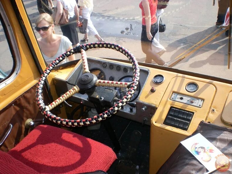 кабина лиаз 667 с водителем. рулевое автобус. паз 672 внутри кабины. паз 672 салон. лиаз 677м кабина водителя.