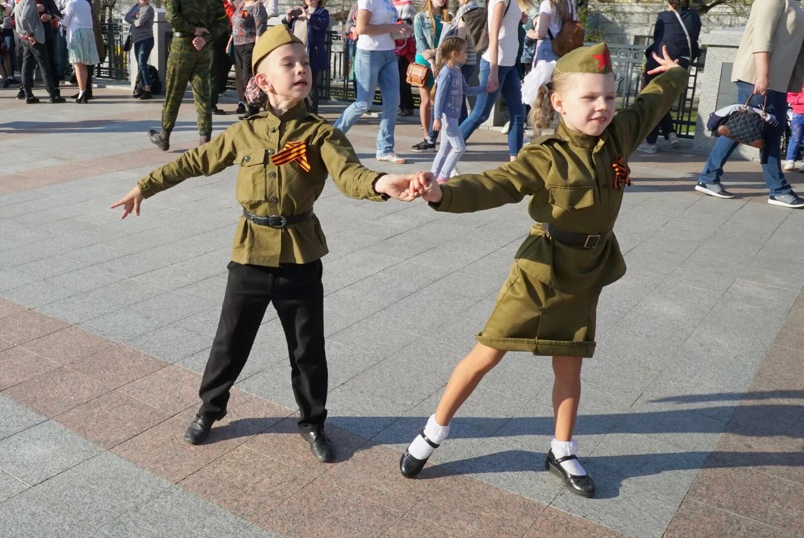 Танец на 1 мая. Вальс Победы дети. Военная форма для танца. Военные танцы. Военный с ребенком.