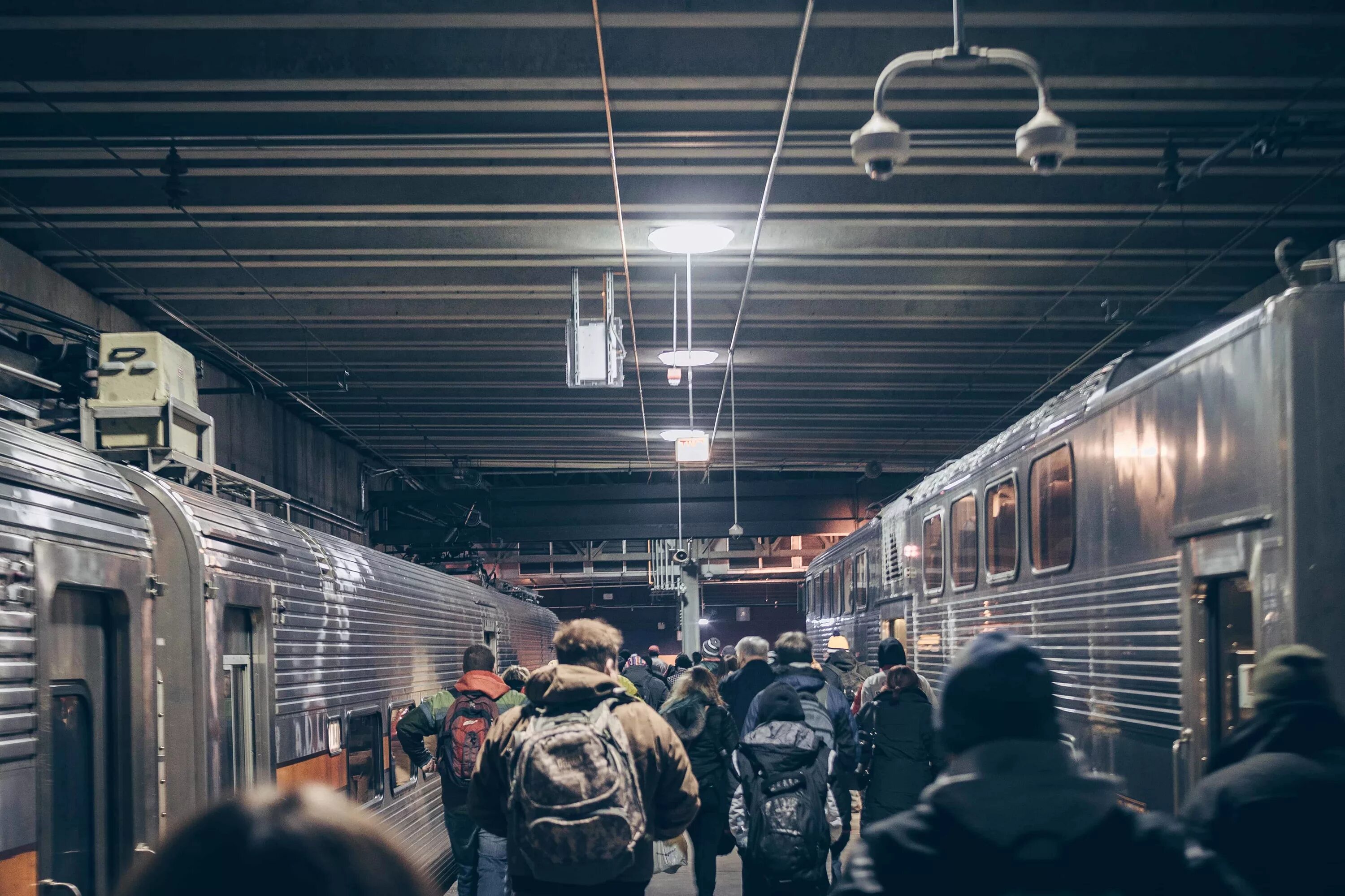 Платформа люди. Метро эстетика. люди на вокзале. станция метро эстетика. атмосферное метро.