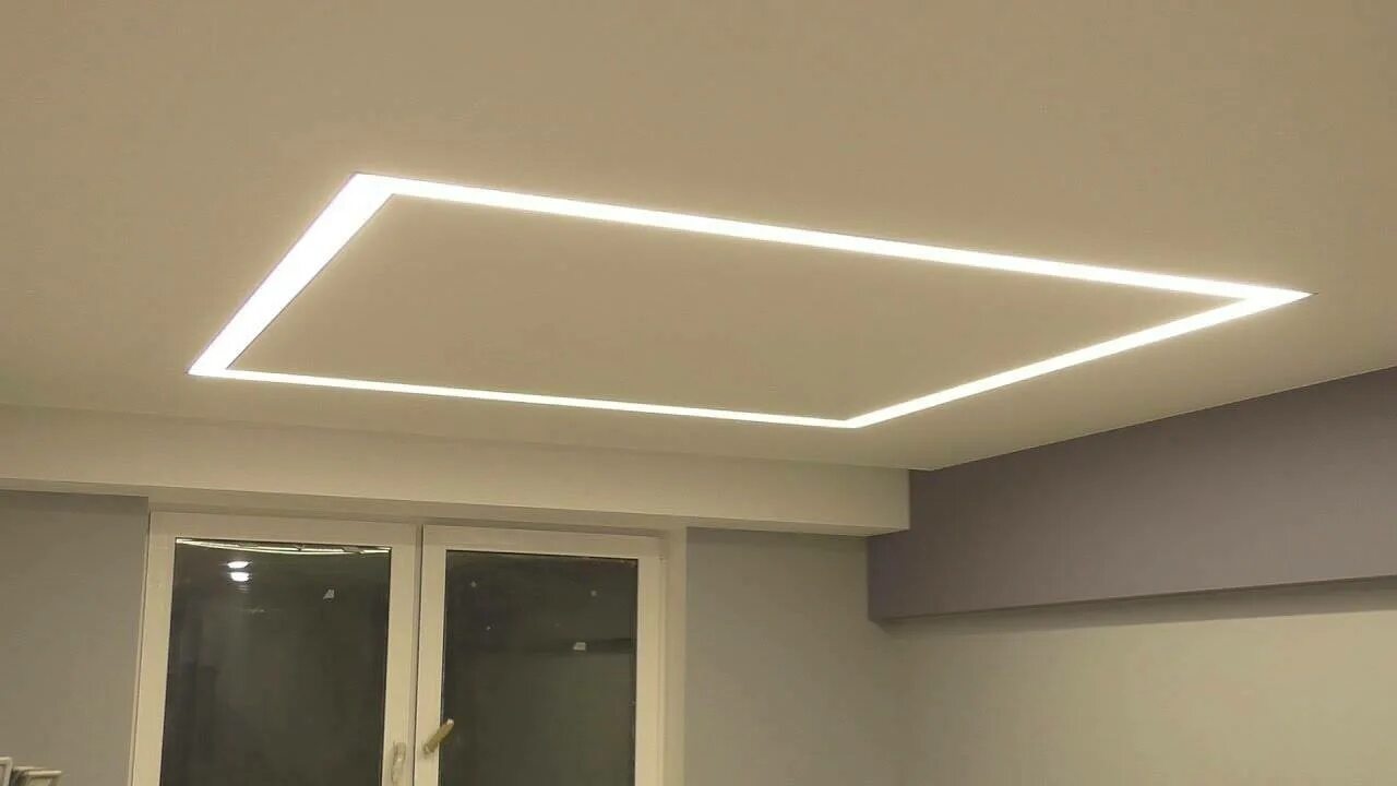 Потолок с подсветкой. Светодиодная подсветка потолка. Светодиодный профиль в потолке. Натяжной потолок со светодиодной подсветкой. Свет от световых линий