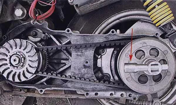 Вариатор 4т. Вариатор скутера 139qmb 4т. Ремень вариатора стелс Скиф 50 2т. Вариатор на скутер 139qmb устройство. Сцепление вариатора скутер 4т.