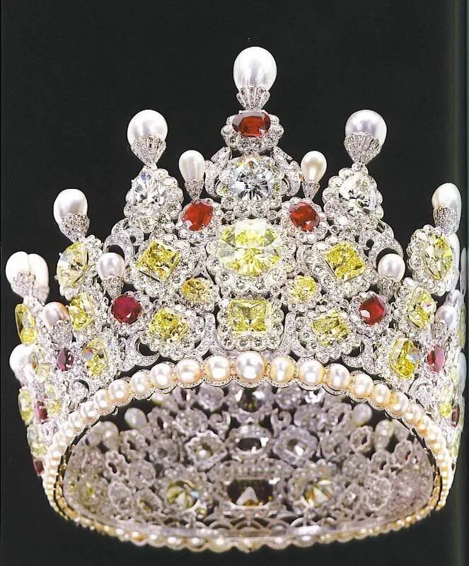 Crown Jewels (драгоценности короны). Золотая корона с бриллиантами королевы. Королевская диадема.