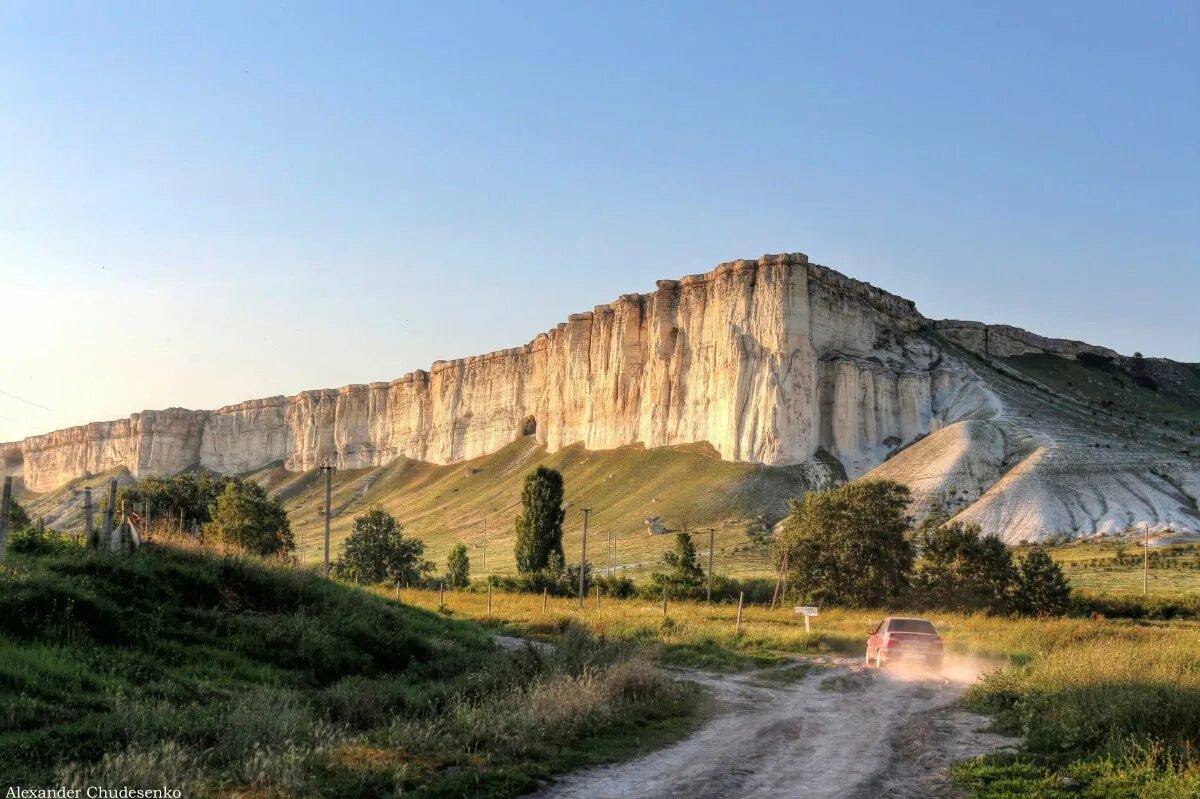 Белая скала АК-Кая Крым. АК Кая Белогорск гора. Белая скала Белогорск Крым. Гора белая скала Крым.