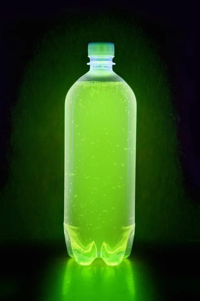 Неоновая жидкость. Светящийся Маунтин Дью. Светящаяся бутылка. Флуоресцентная бутылка. Бутылка со святящейся жидкостью.
