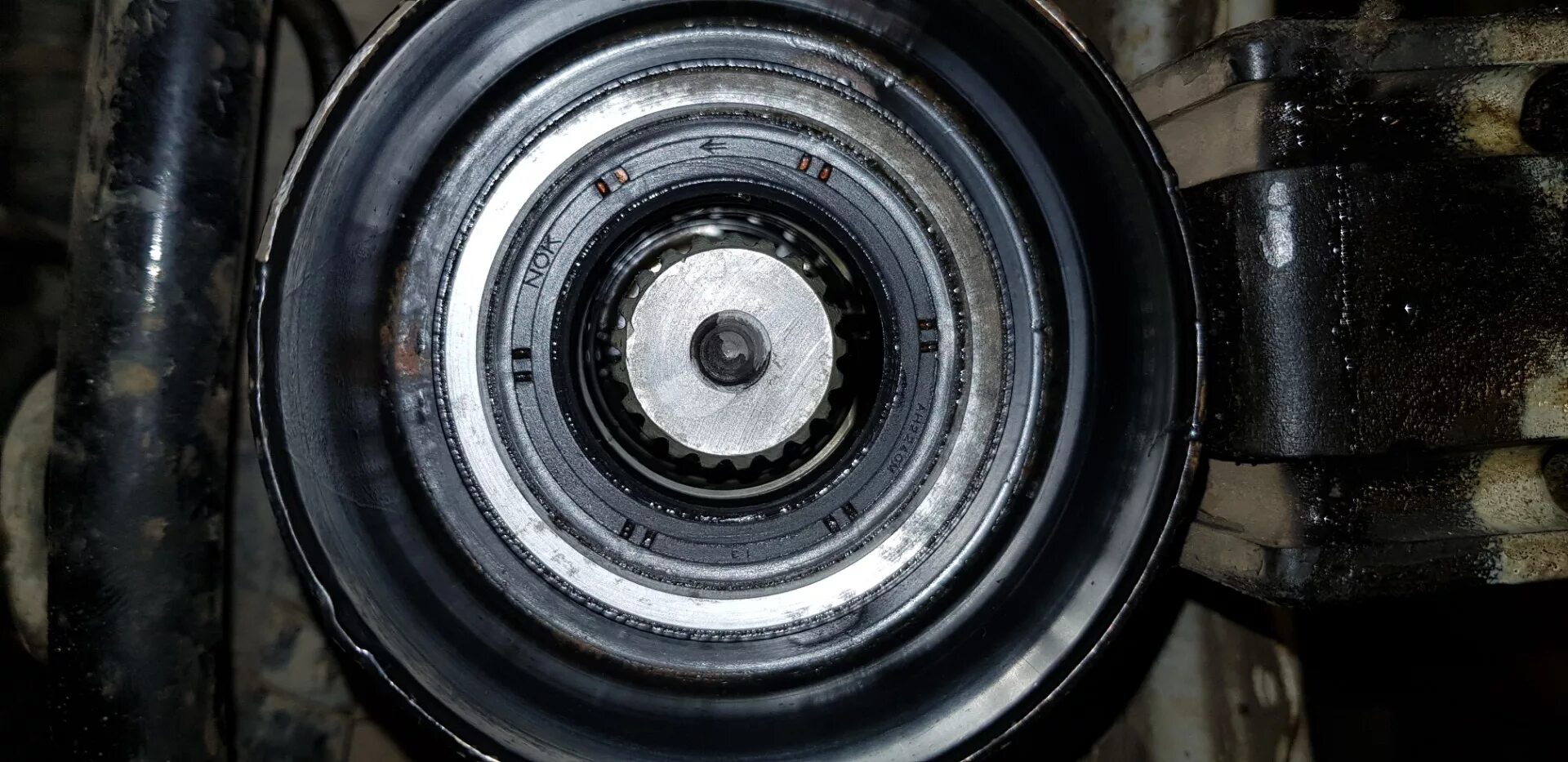 сальник раздатки тойота хайлендер 2014. внутренний сальник раздатки рав 4. сальник раздатки рав 4. сальник хвостовика раздатки каен. Toyota rav4 сальник на привод.