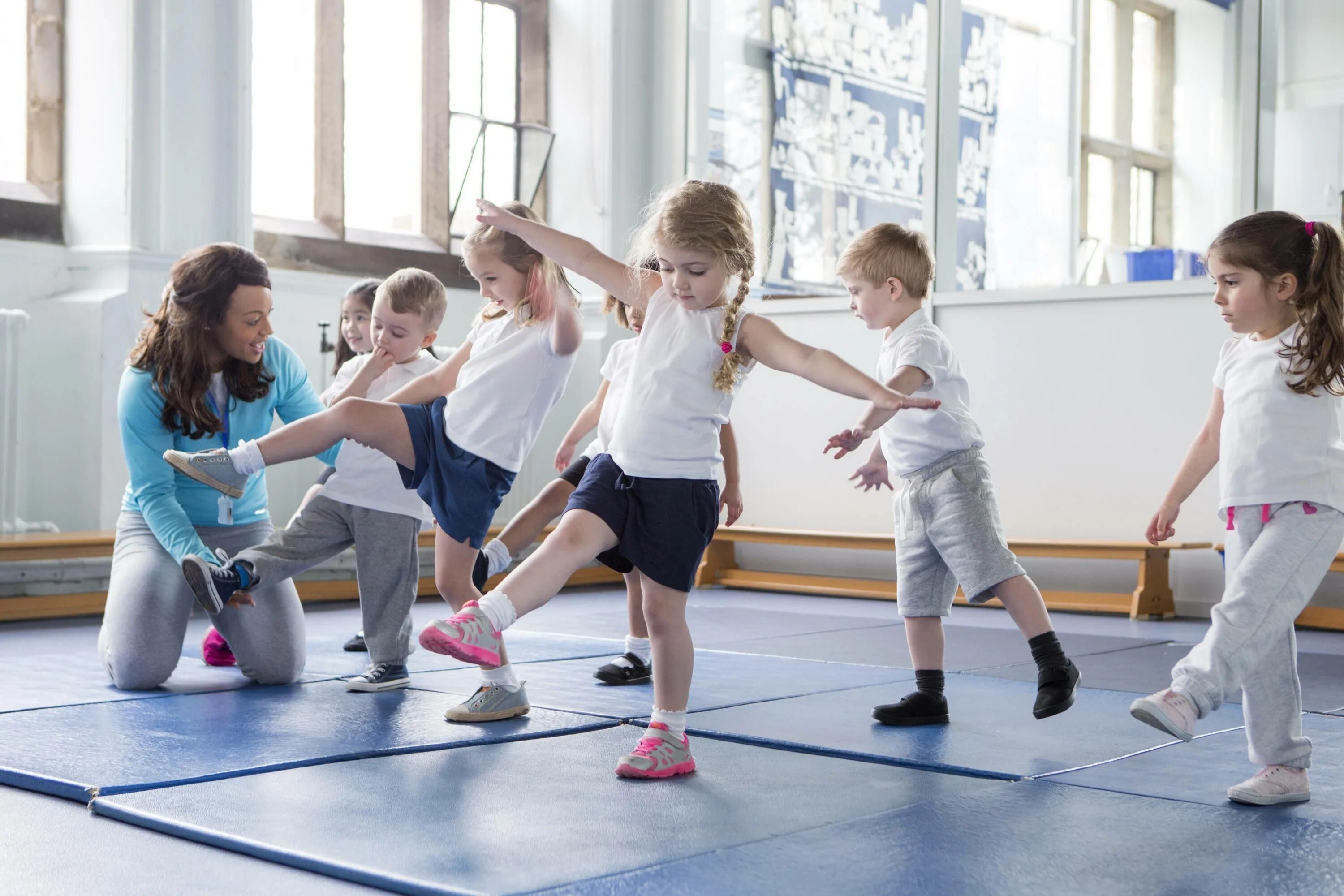 Children do sports. Детский фитнес. Спортивные занятия для детей. Физическая культура дети. Физкультура для дошкольников.