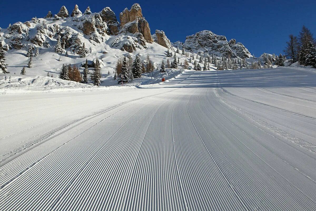 Доломиты Италия горные лыжи. Доломитовые Альпы горные лыжи. Альта Бадия горнолыжный курорт. Горные лыжи в Альта Бадия 2022 18 декабря.