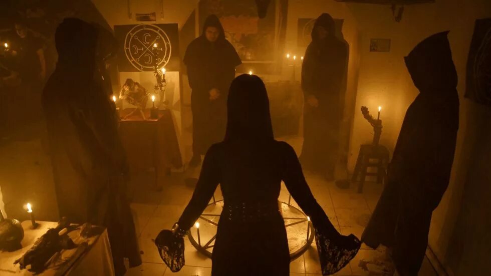 Screwed queen ritual. Сатанинский обряд фильм. Сатанинская ведьма Occultist.