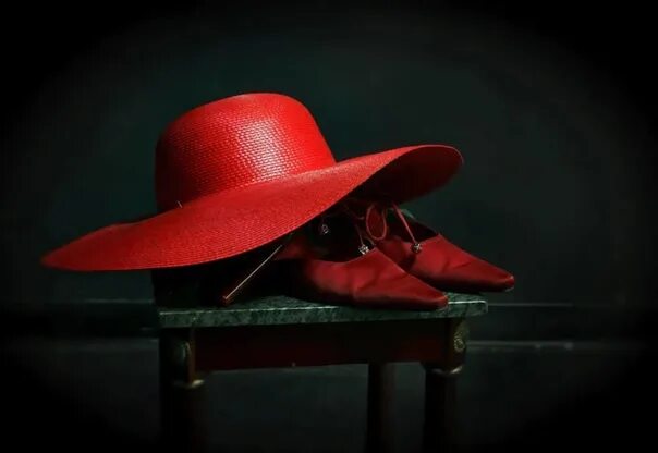 1 ночь с шляпой. Шляпа красная. Натюрморт со шляпой. Красная шляпа с широкими полями. Шляпа на столе.