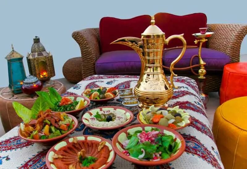 Ужин у мусульман. Дастархан ифтар Таджикистан. Мусульманская кухня. Украшение стола в Восточном стиле. Восточный стол с угощением.