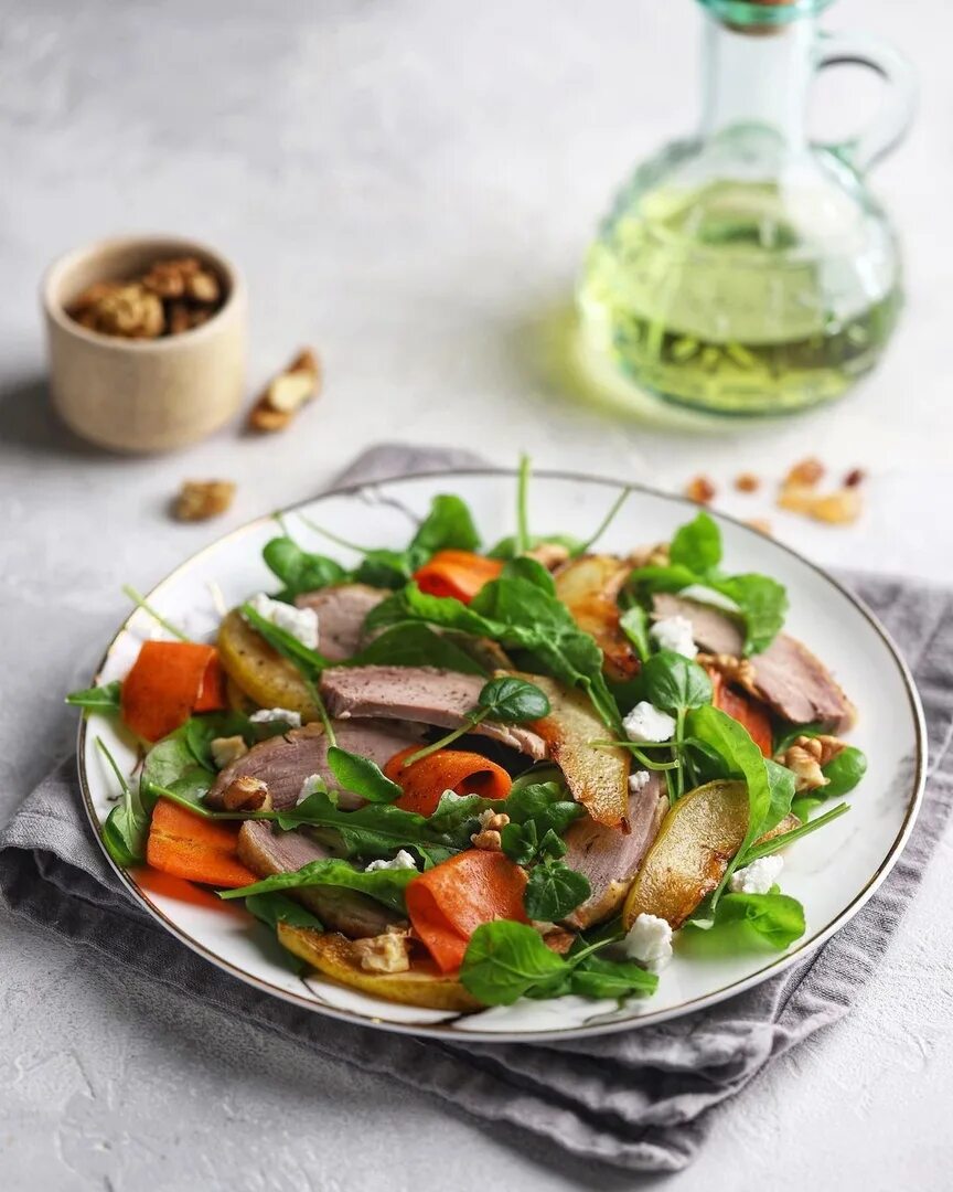 Руккола с утиной грудкой. Салат с утиной грудкой и рукколой. Теплый салат с утиной грудкой и рукколой. Теплый салат с утиной грудкой. Салат с рукколой и утиной грудкой.