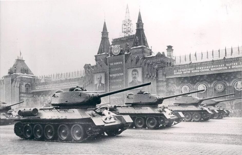 1952 год век. 7 Ноября 1952 парад. Парад 7 ноября 1941 года в Москве танки. Парад 7 ноября 1947. Парад 1952 года в Москве.