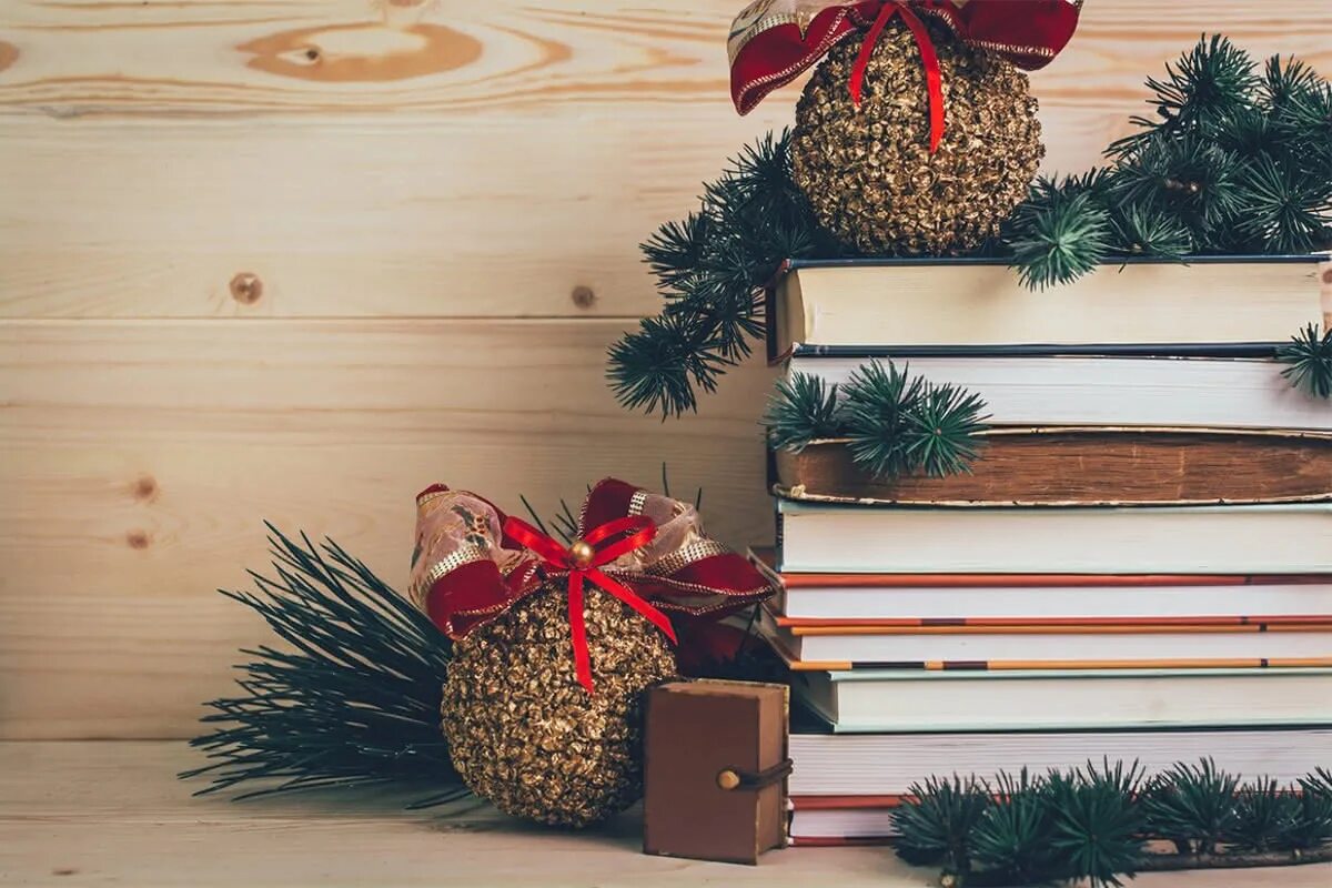 Booking year. Книги для новогоднего настроения. Новогоднее чтение. Книги 2021 года. Книга года.
