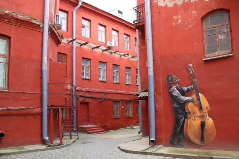 красный дворик немига. красный двор минск. красный дворик минск. красивые красные здания. улица немига и красный дворик в минске.