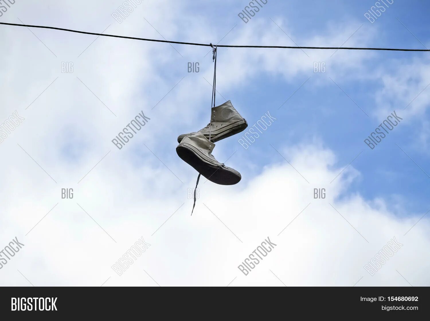Висячие кроссовки на проводах. Кеды висят на проводах. Кроссовки на электрических проводах. Летающие тапочки. Что значит висящие кроссовки