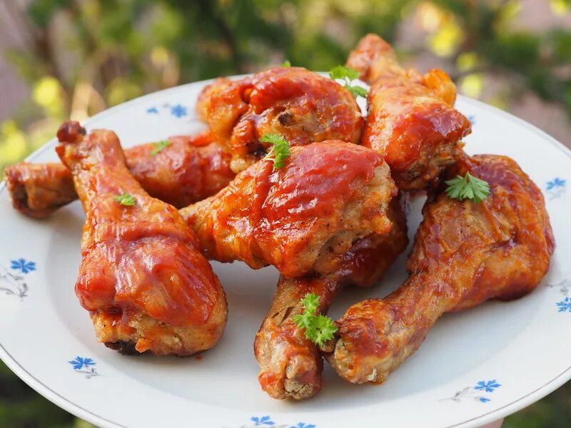 Как вкусно и быстро приготовить голень курицы. Куриные ножки. куриные ножки в томатном соусе. куриные ножки в соусе. голень куриная в духовке с хрустящей корочкой.