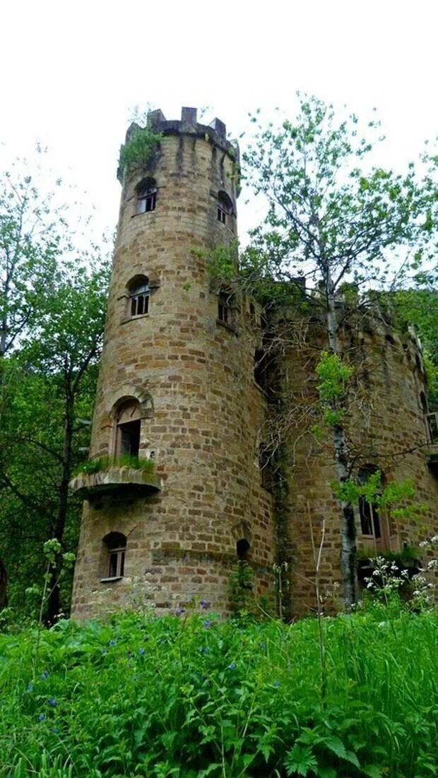 Долина нарзанов кисловодск замок. Экопарк долина нарзанов кисловодск. Турбаза долина нарзанов. Долина нарзанов кбр. Эко парк долина нарзанов кисловодск.