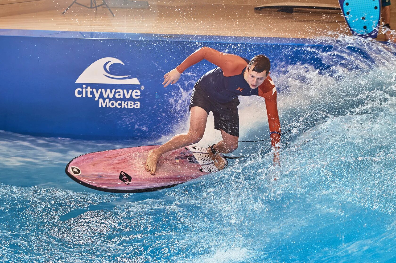 Искусственная волна Surf brothers. Серфинг на искусственной волне. Серфинг на искусственной волне в Москве. Серф центр в Москве.