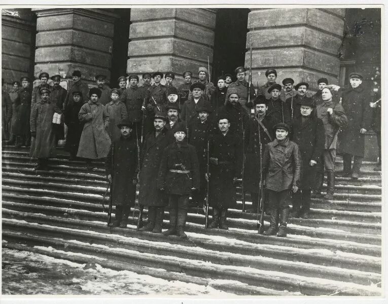 2 революции ленина. Смольный Петроград 1917. Ленин в Смольном 1917. Петроград Смольный 1917 год. Смольный институт революция 1917.