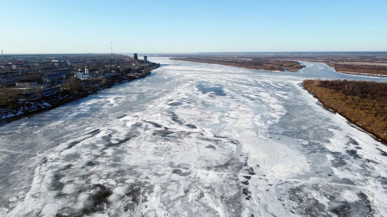 Уровень воды в котласе на сегодня. Ледоход Великий Устюг 2023. Ледоход на Енисее в Дудинке. Котлас ледоход.