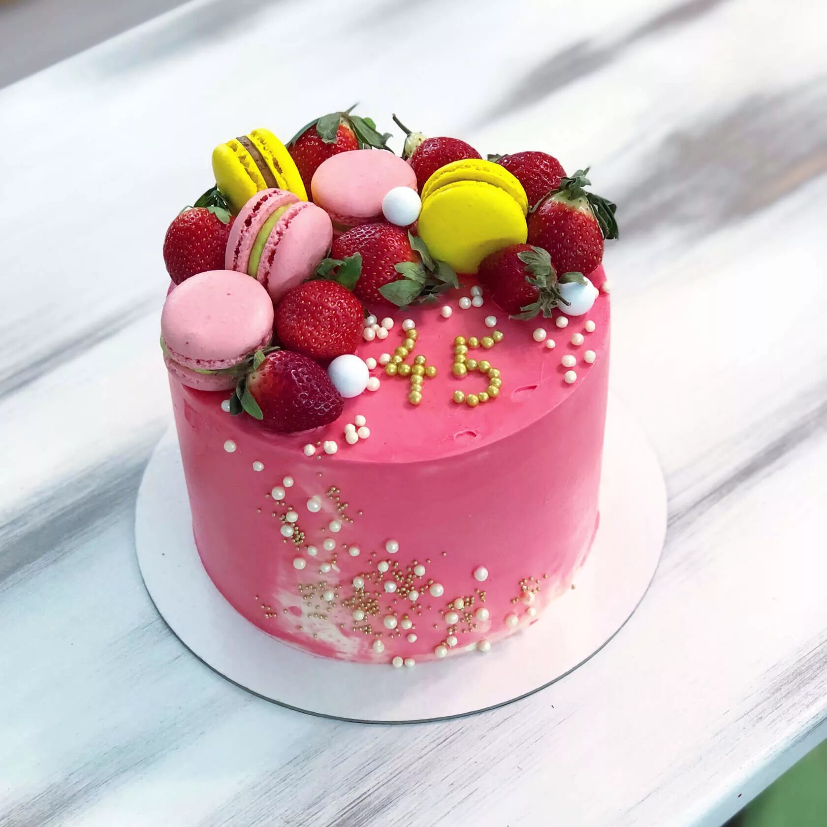 Оформления торта 45 лет. Тортик с днем рождения. Украшение торта для женщины. Торт на день рождения женщине. С днём рождения женщине тортик.