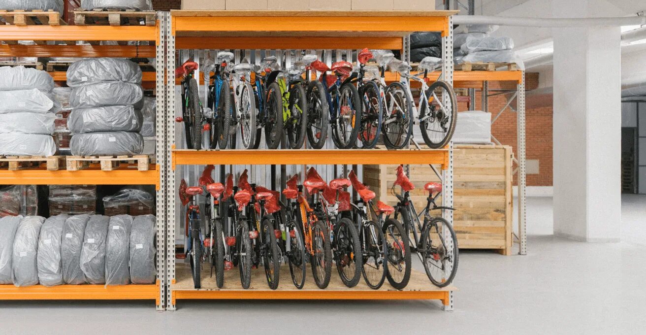 На складе велосипедов среди них женских. Склад велосипедов. Магазин велосипедов. Сезонное хранение велосипедов. Хранение велосипедов на складе.