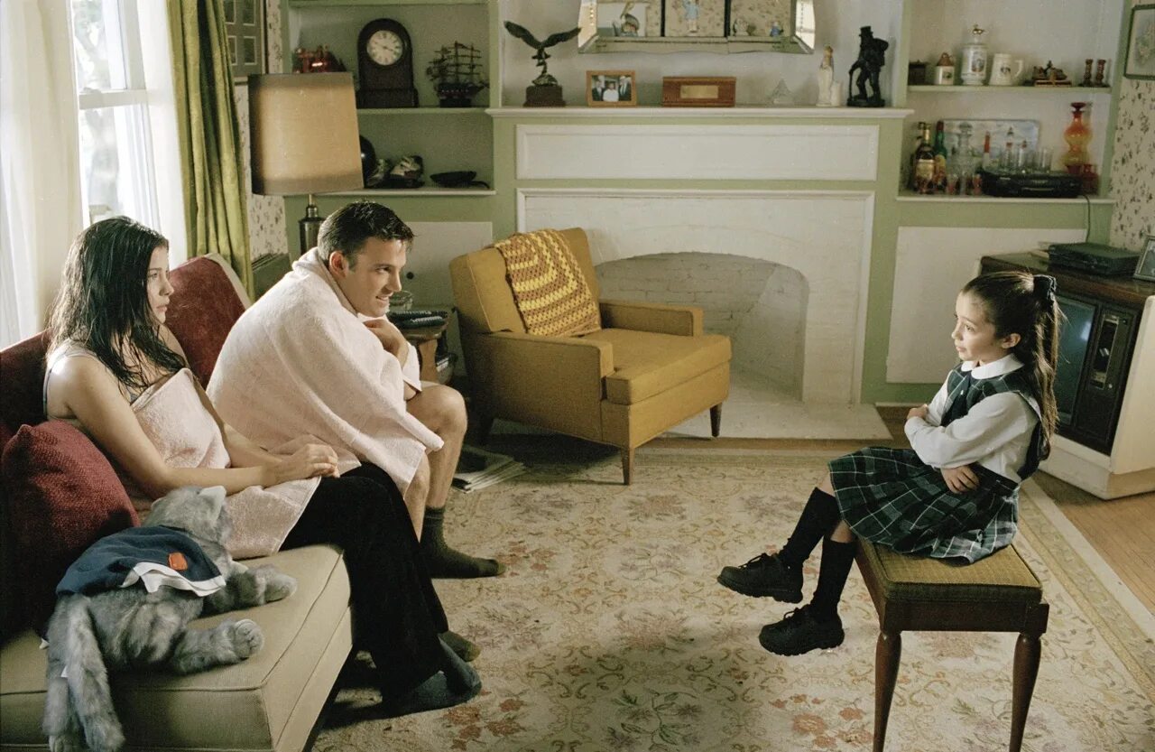 Несовершеннолетняя дочь. Папа с девочкой подростком. Соблазнение отца. Соблазн дочь. Michelle clunie.