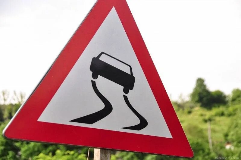 Какой знак предупреждает об опасности на дороге. Дорожные знаки. Предупреждающие знаки скользкая дорога. Знак скользкой дороги. Дорожный знак скользко.