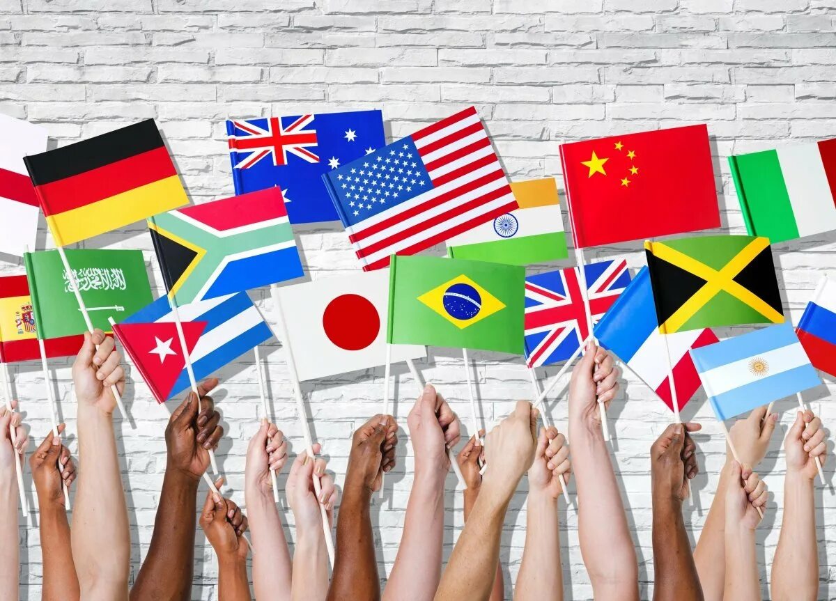 Все нации страны. Флажки стран в руках. Дружба между народами. Разные страны. Иностранные языки картинки.