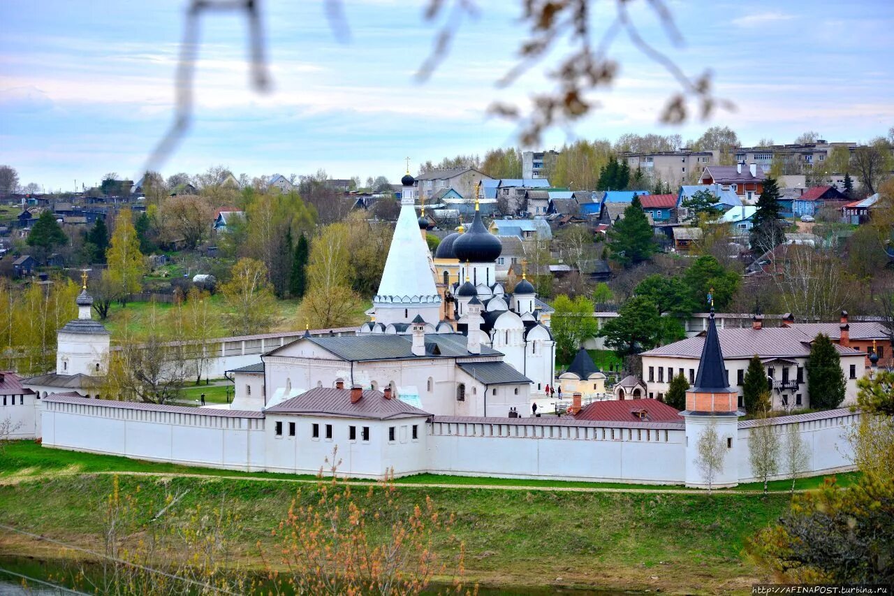 Монастыри тверской области фото. Свято-Успенский монастырь Старица. Старицкий Свято-Успенский мужской монастырь. Успенский монастырь Старица. Старицкий Свято-Успенский монастырь Тверская область.