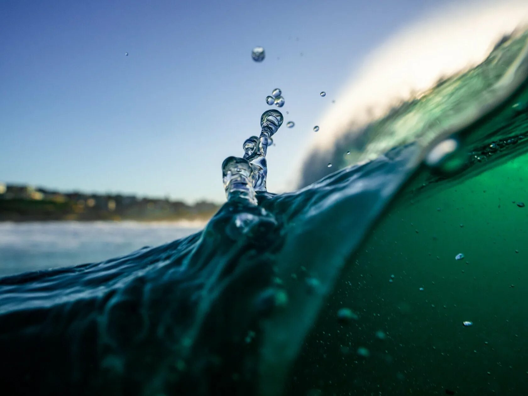 Наполовину в воде. Вода фото. Вода в полете. Вода на полу.