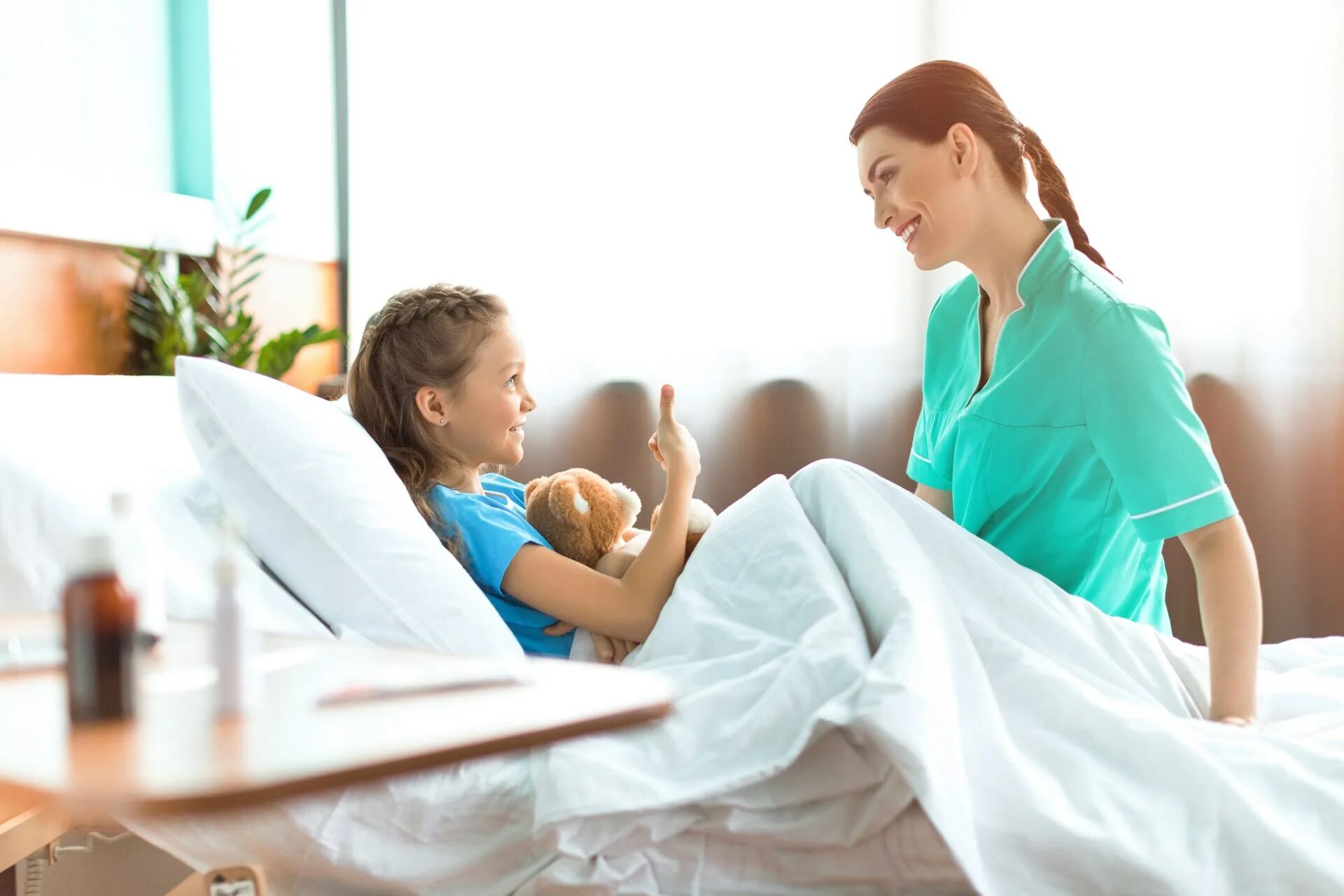 Разговор с больными. Медицинская сестра и пациент ребенок. Медсестра беседует с ребенком. Общение медсестры с пациентом ребенком. Больной и пациент ребенок.