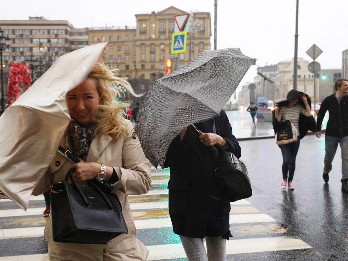 Ветер г москва. Ветер в Москве. Сильный ветер. Усиление ветра. Штормовой ветер в Москве.