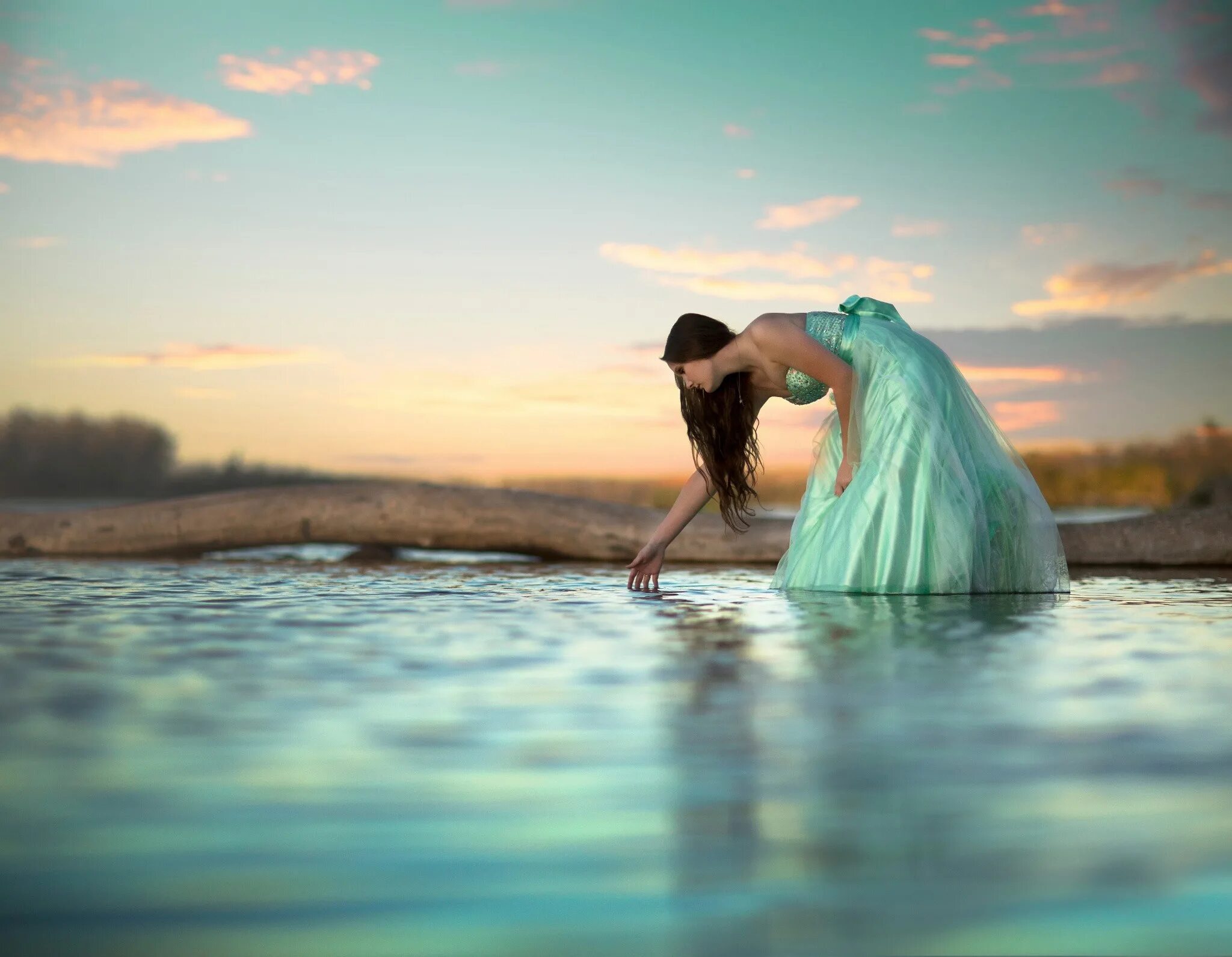 Фотосессия в воде в платье. Девушка в воде. Женщина вода. Фотосессия в озере в платье в воде. Случайно зашла девушка