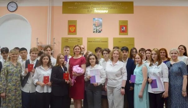 Дата вручения аттестатов 9 класс 2025. Торжественная церемония вручения аттестатов. вручение аттестатов 9 класс 2025. торжественная церемония вручения аттестатов в 9 классе. церемония выдачи аттестатов.