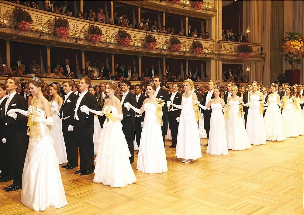 Виниловая пластинка иоганна штрауса летучая мышь. Штраус вальсы лучшее слушать. Бал штраус афиша. Бальные платья времени иоганна штрауса. Штраус сын.