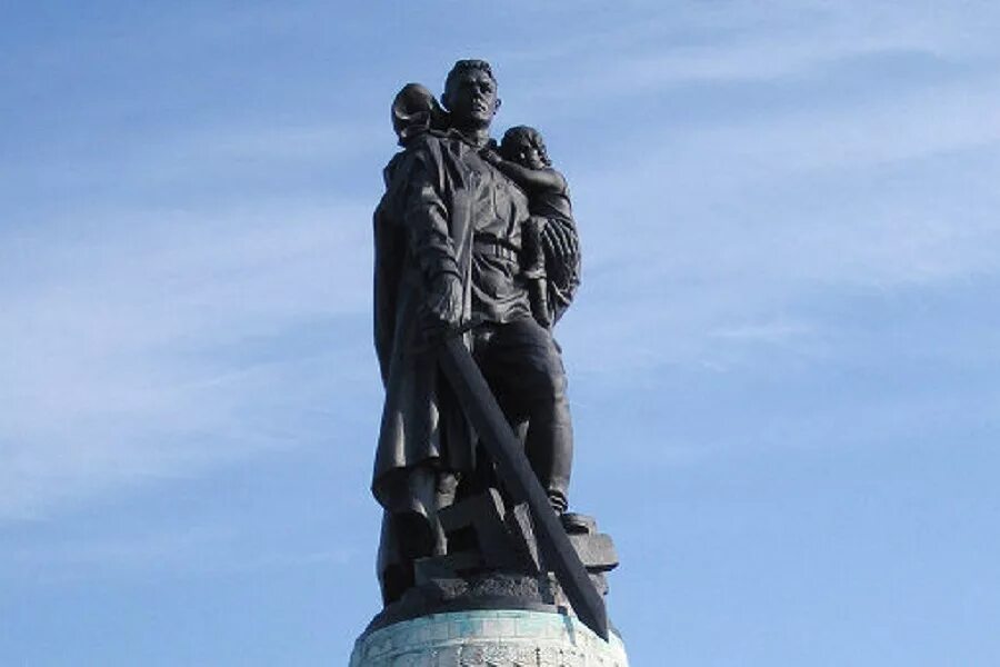 вучетич памятник воину освободителю. монумент "воин-освободитель" евгения вучетича. вучетич скульптор воин освободитель. «воин-освободитель». в.