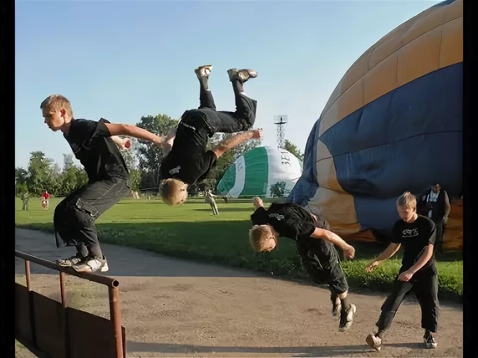 Видео как делают кувырок. Кувырок в воздухе. сальто назад. сальто кувырки. сальто вперед с места.