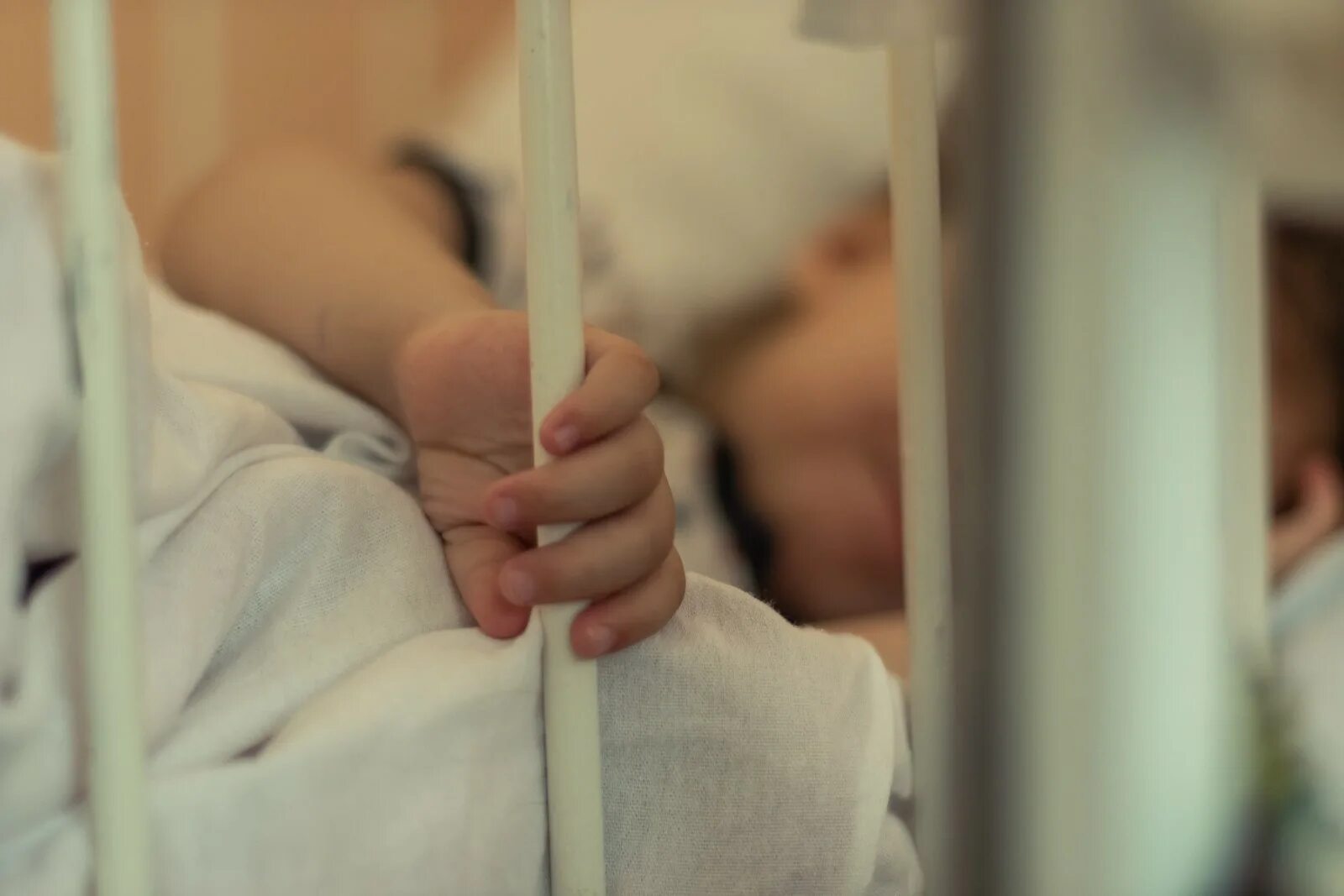 Дом малютки. Дети сироты брошенные. Брошенные дети статьи. Дети сироты. Малыш-сирота в больнице.