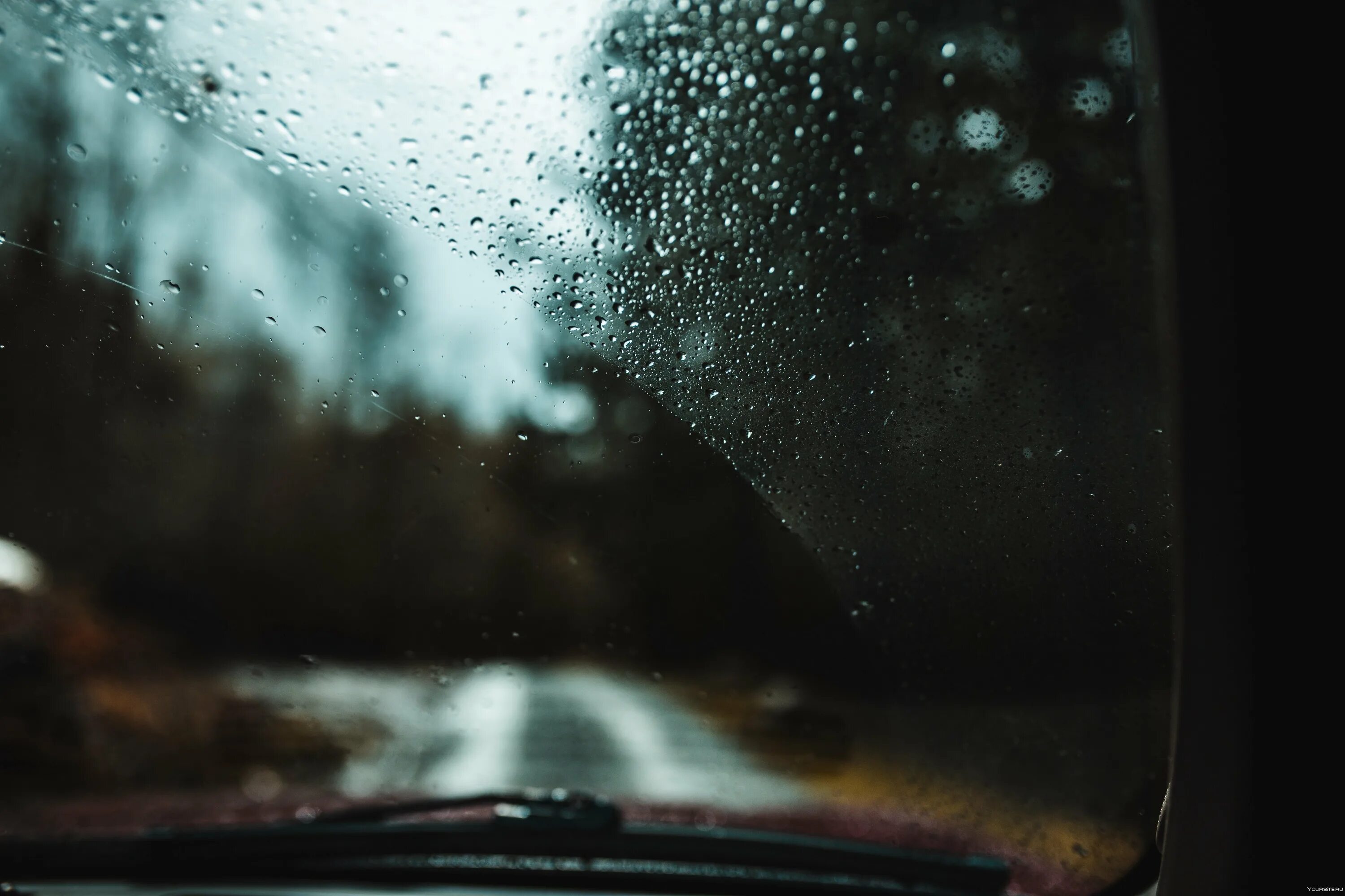 Хорошо в машине в дождь. Мокрое лобовое стекло. Мокрое стекло автомобиля. Мокрое стекло машины. Капли на лобовом стекле.