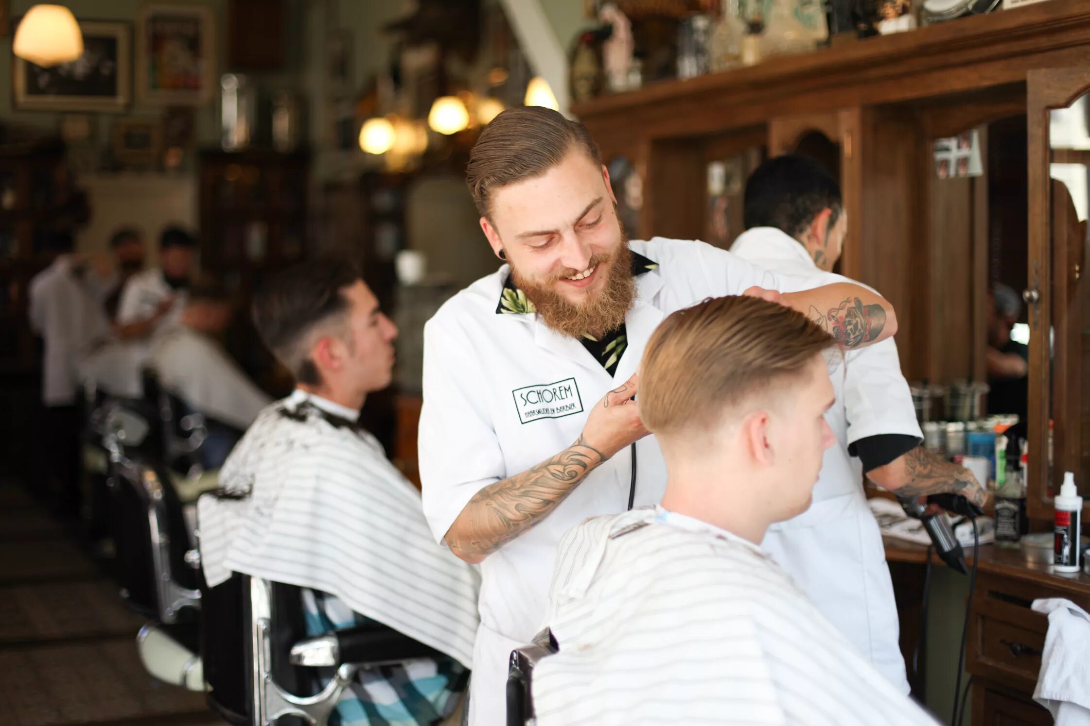 Барбер 2025. Барбершоп «schorem haarsnijder en barbier».. григорий альфредович барбер. шорем барбершоп стрижки. барбершоп размытый фон.