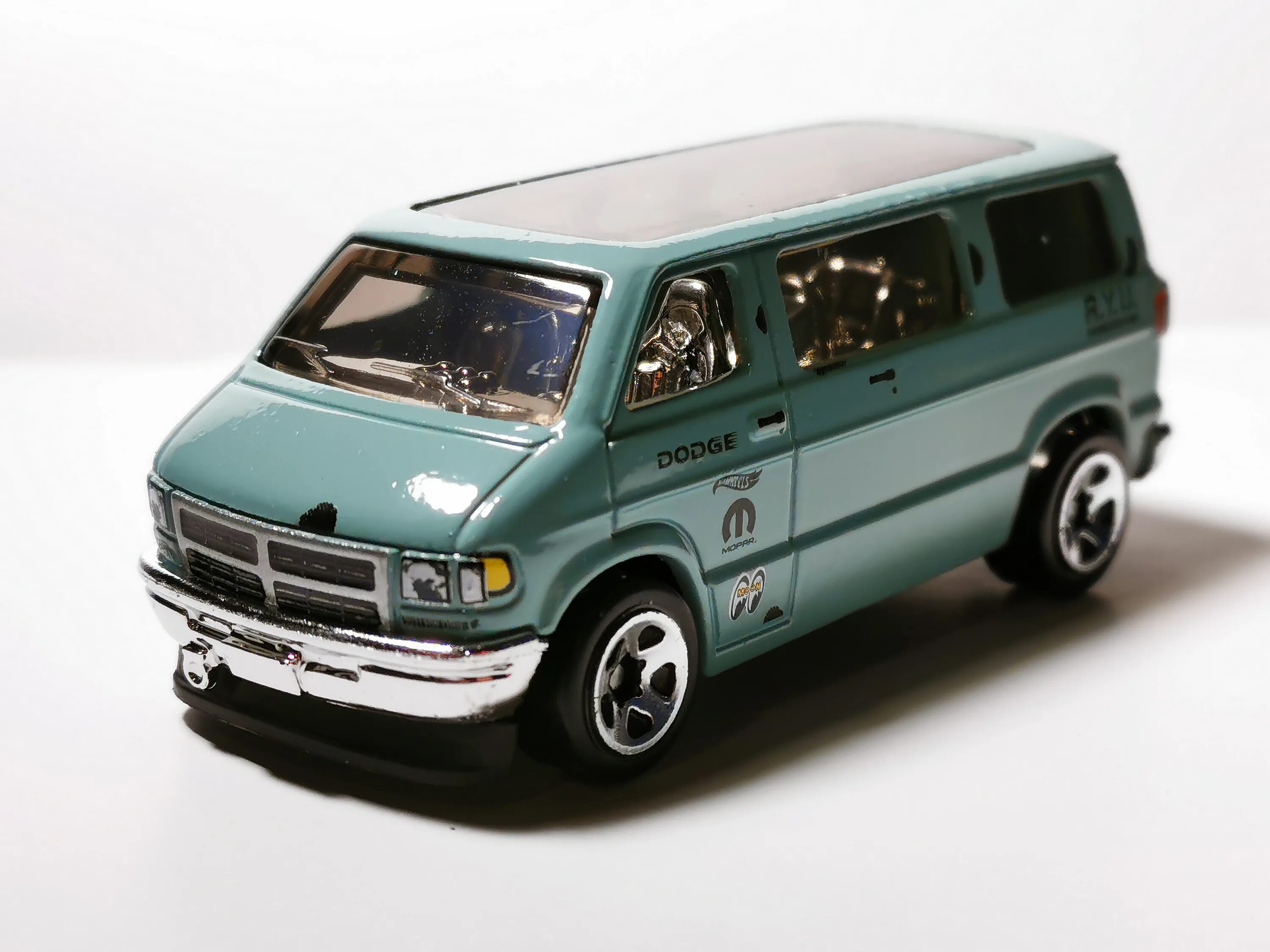 Ван хот. Hot wheels dodge van. Hot wheels super chromes dodge van. Ван хот. 2 см.