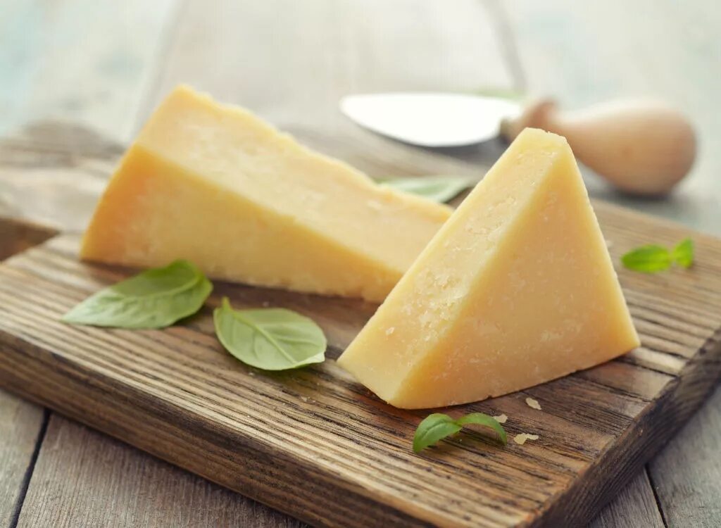 Сыр Джюгас пармезан 40%. Сыр пармезан Dziugas. Реджано сыроварня. Твердые сыры пармезан.
