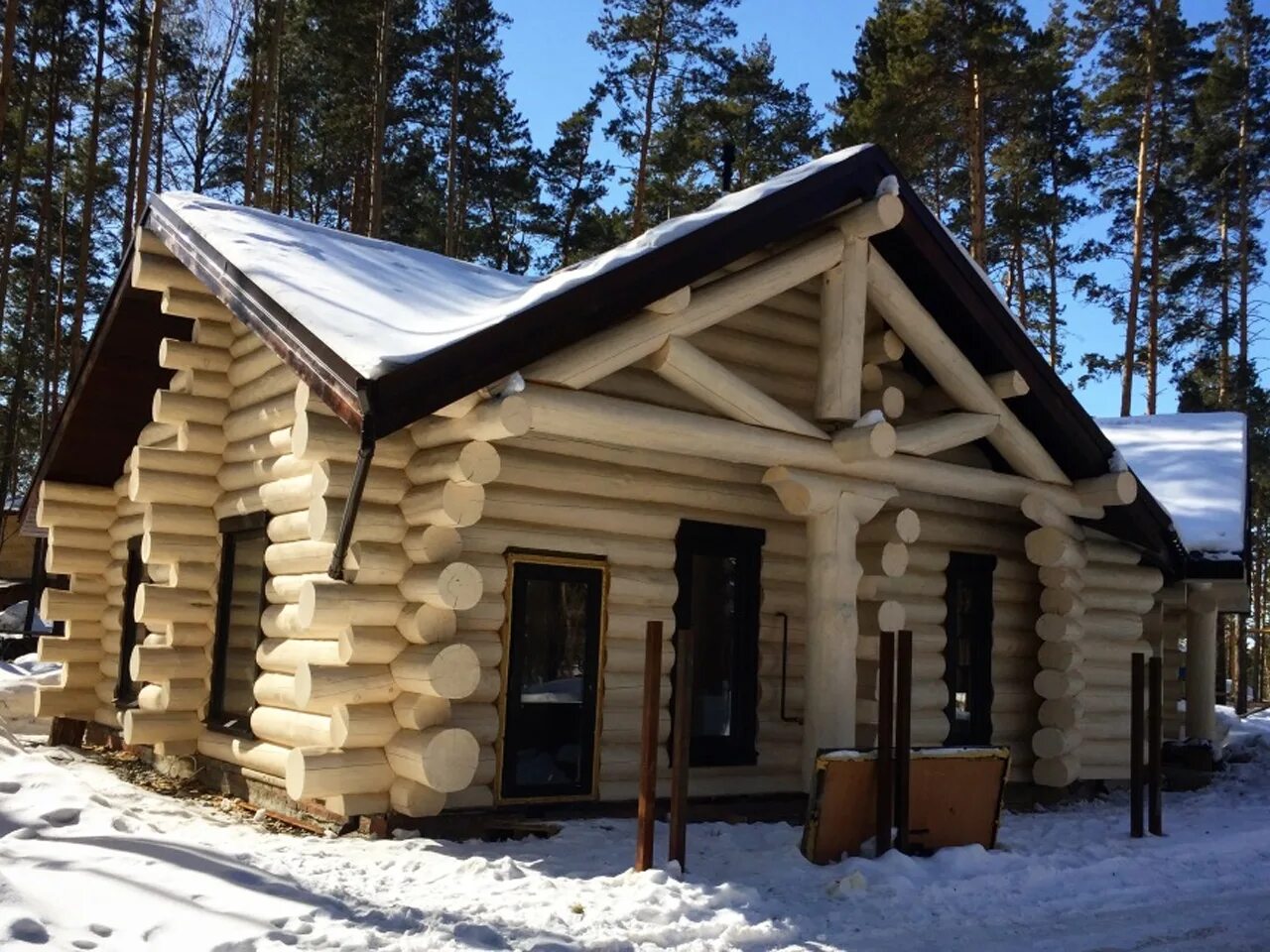 Дом из неоцилиндрованного бревна. Дом ручной рубки. Ручная рубка. Баня из бревна. Рубленная баня из бревна