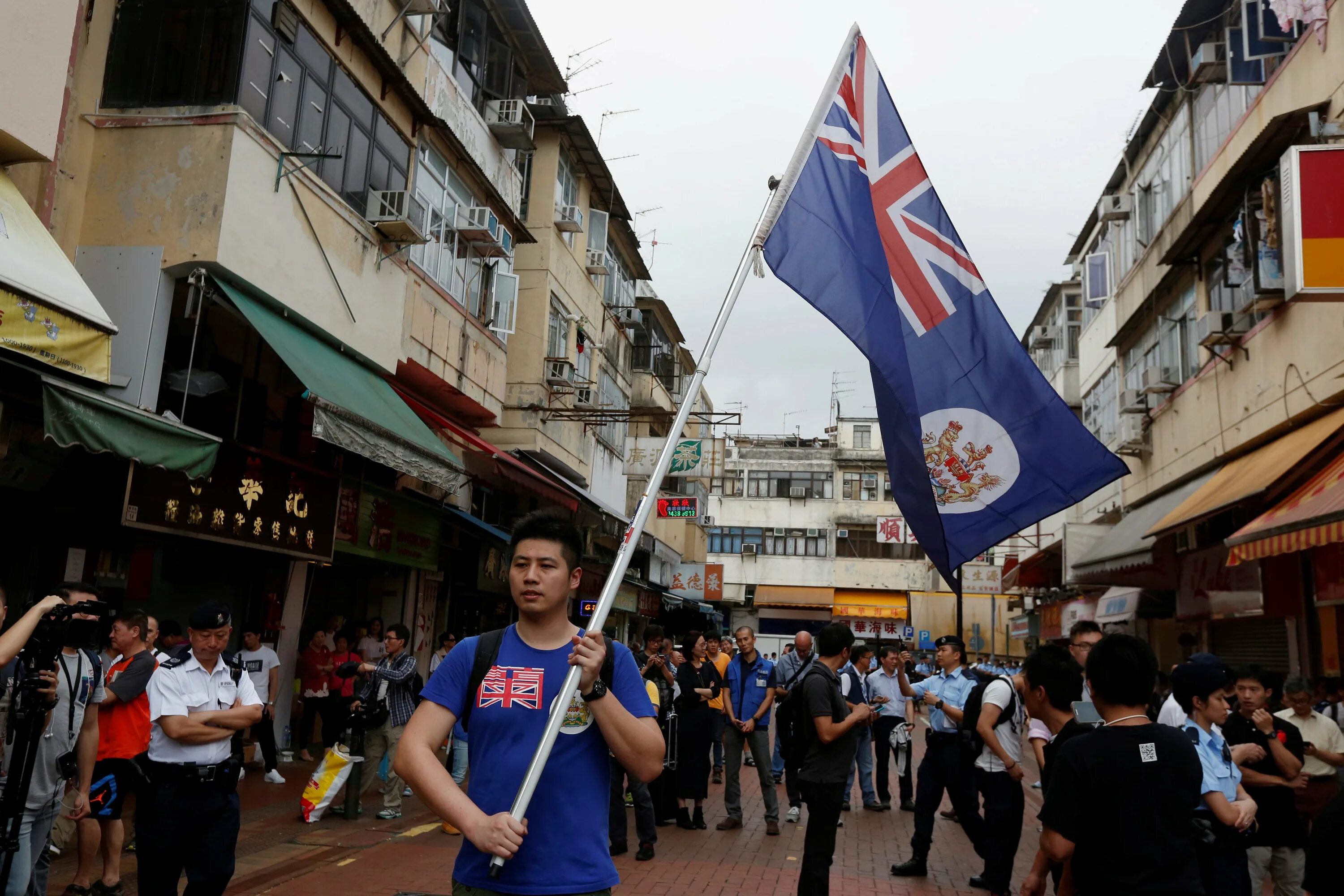 Гонконг колония. Протесты Гонконг колониальный флаг. Гонконг Британия. Англичане в Гонконге.
