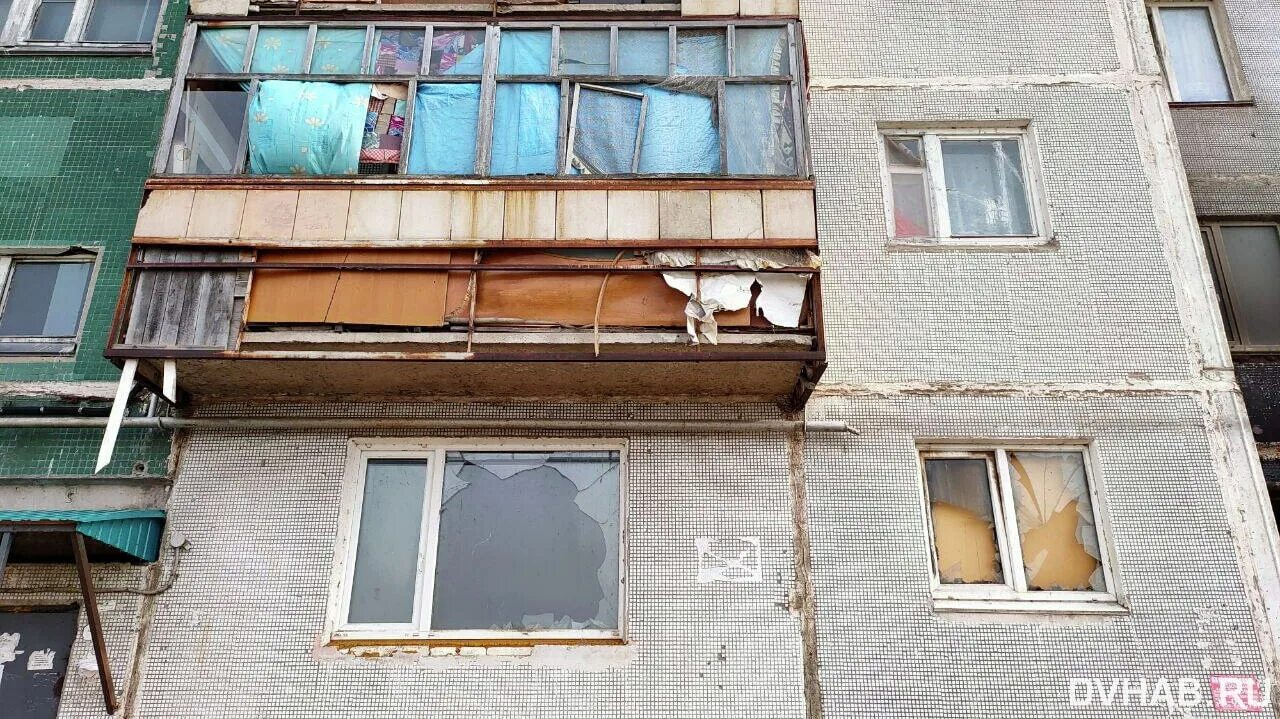 На балкон не хожу. Балкон прикол. Балкон для собаки. Безопасное окно стихи. Приколы про новостройки.