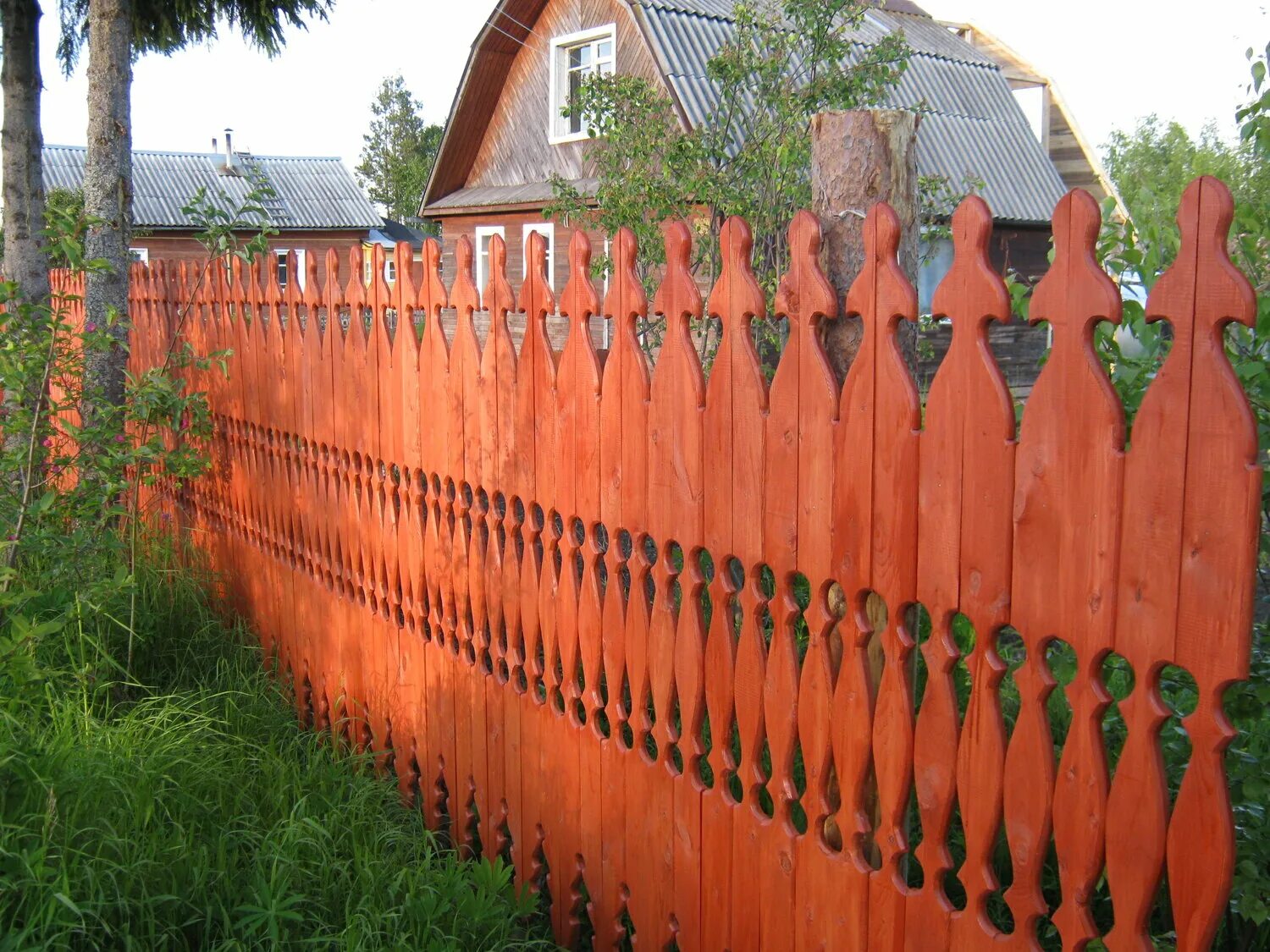 Деревянный забор. Красивый забор. Необычный деревянный забор. Красивый забор из штакетника деревянного.