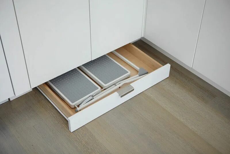 Пластиковый цоколь для кухонного гарнитура. Мдм цокольный ящик. Кухонный гарнитур с подсветкой. Выдвижной цоколь нольте. Выдвижной ящик под цоколь trolley system артикул: 18.