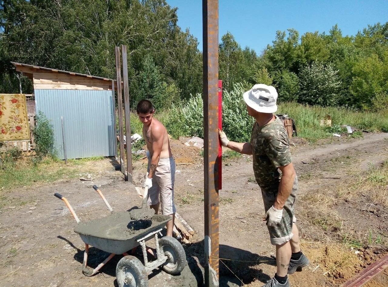 Сделать бетонный столб. Самодельные бетонные столбы для забора. Самодельные бетонные столбики для забора. Бетонные столбы для забора своими руками. Бетонирование столбов для строительства гаража.